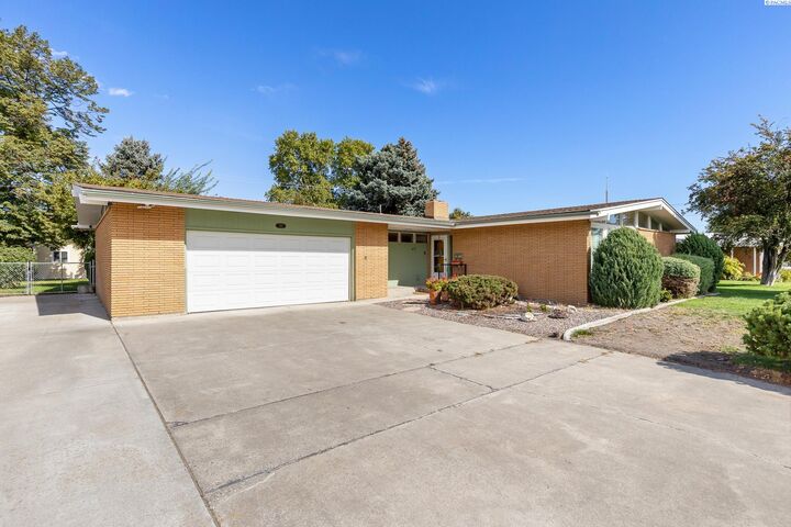 Property Photo: 1412 Woodbury WA 99354