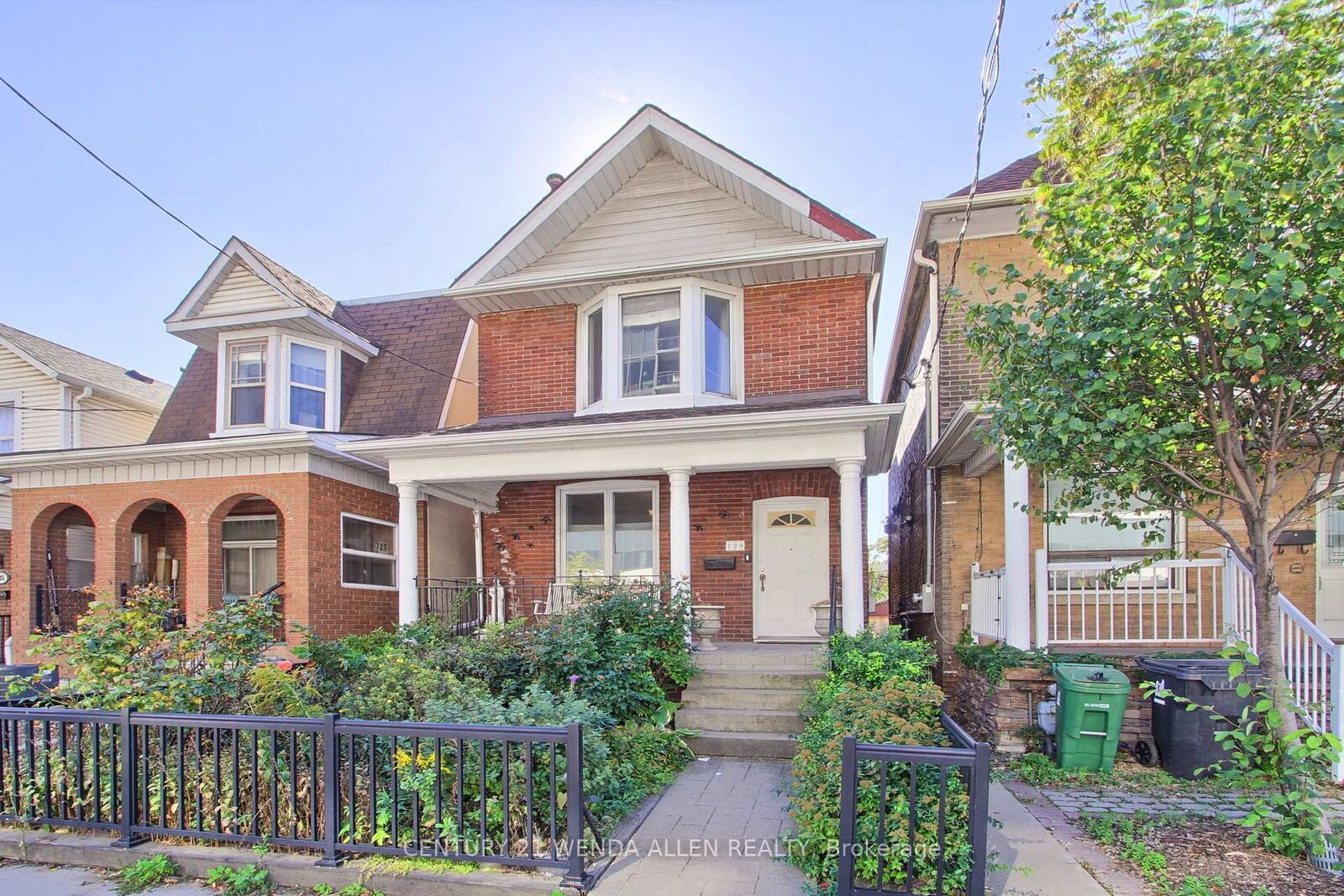Property Photo:  729 Dupont Street  ON M6G 1Z5 