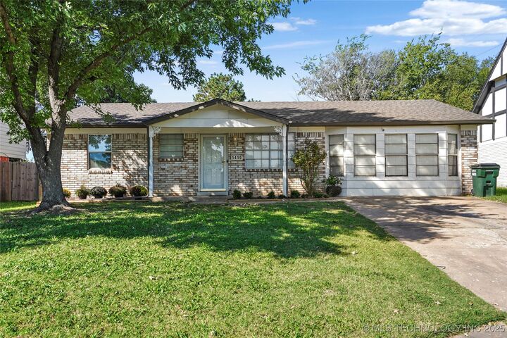 Property Photo:  1410 N Dogwood Street  OK 74055 