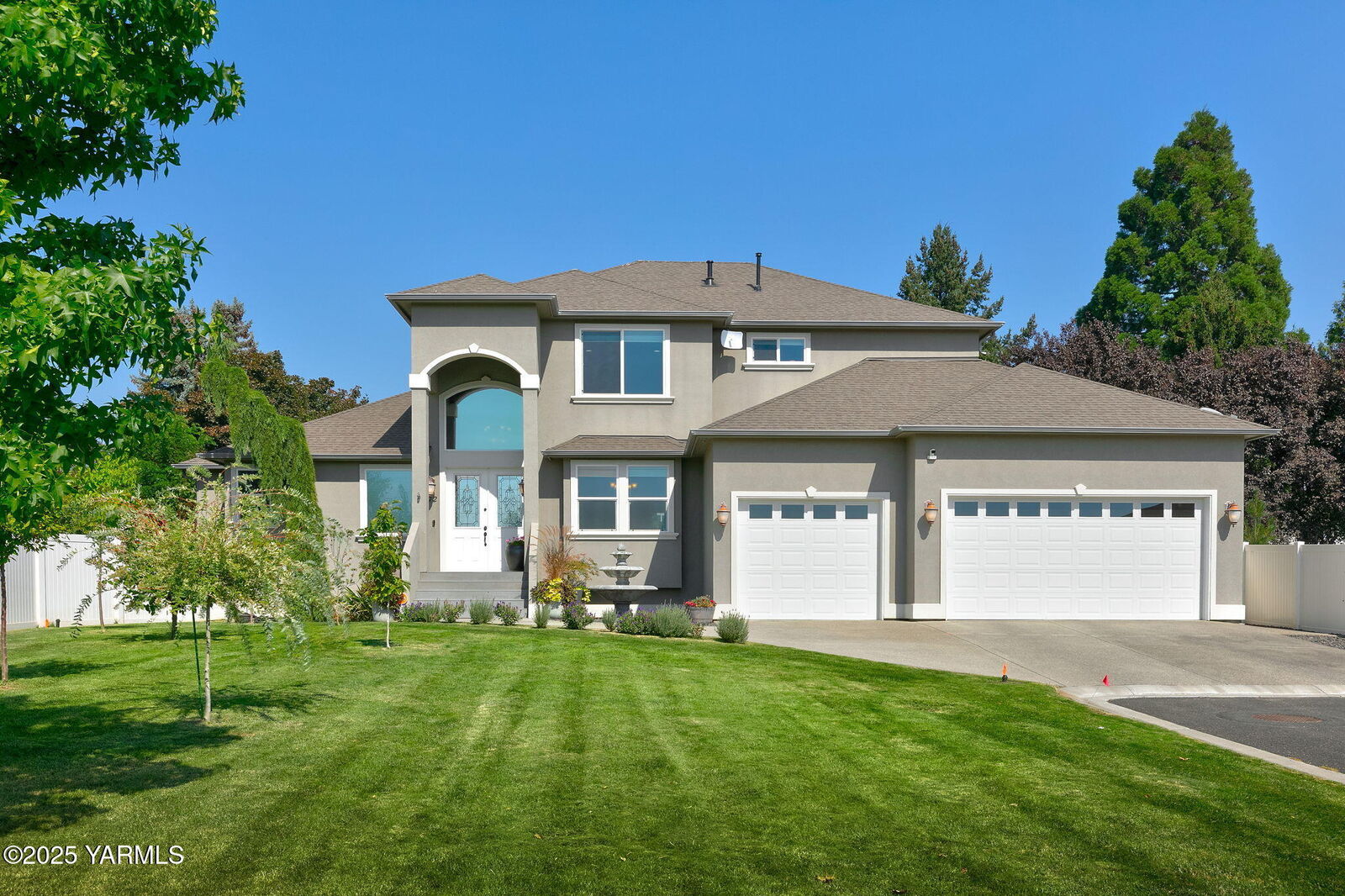 Property Photo:  12 N 67th Ave  WA 98908 