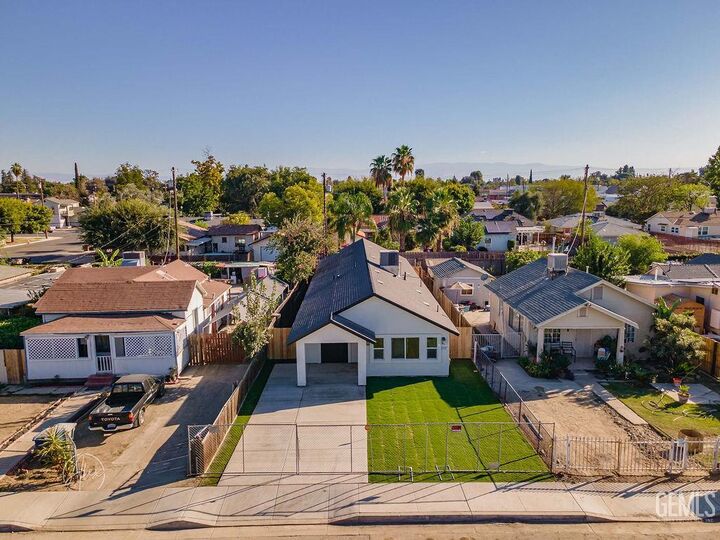 Property Photo: 2207 Verde Street CA 93304