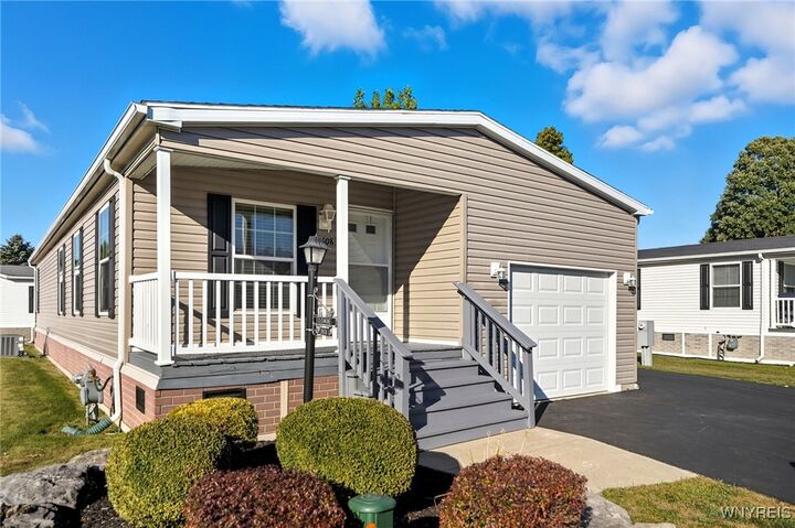9808 Tottenham Avenue  Clarence NY 14031 photo