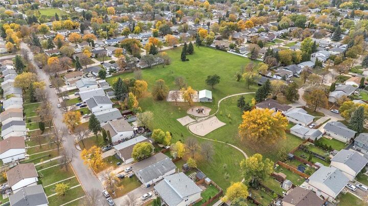Property Photo: 50 Ravenhill Road MB R2K 3K5