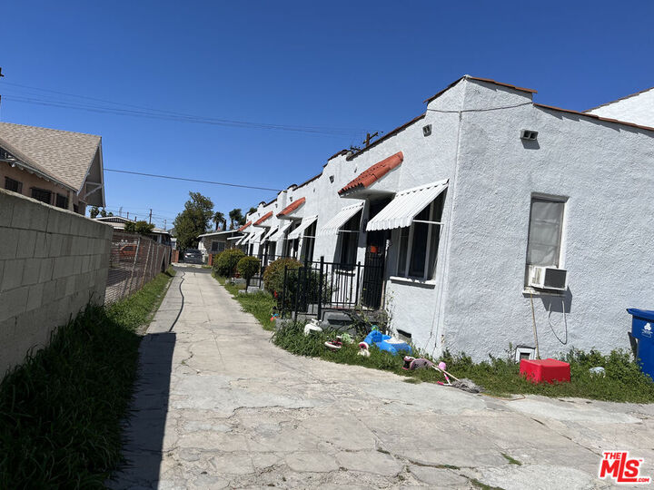 Property Photo: 214 W 57th St CA 90037