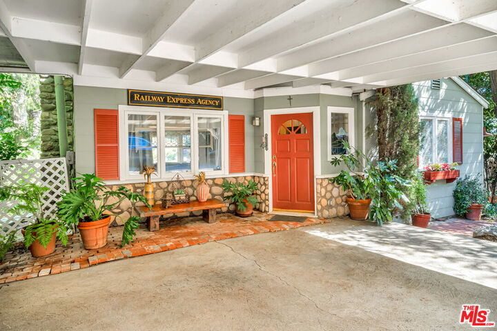 Property Photo: 28927 Cove Pl CA 91301