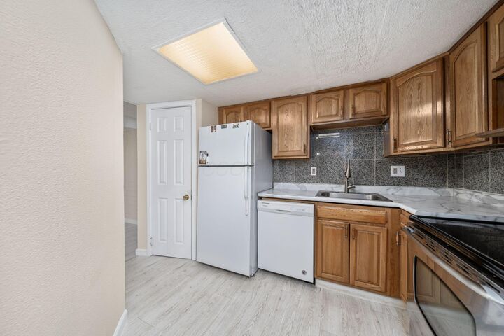 Property Photo:  5475 Worthington Forest Pl Place  OH 43229 