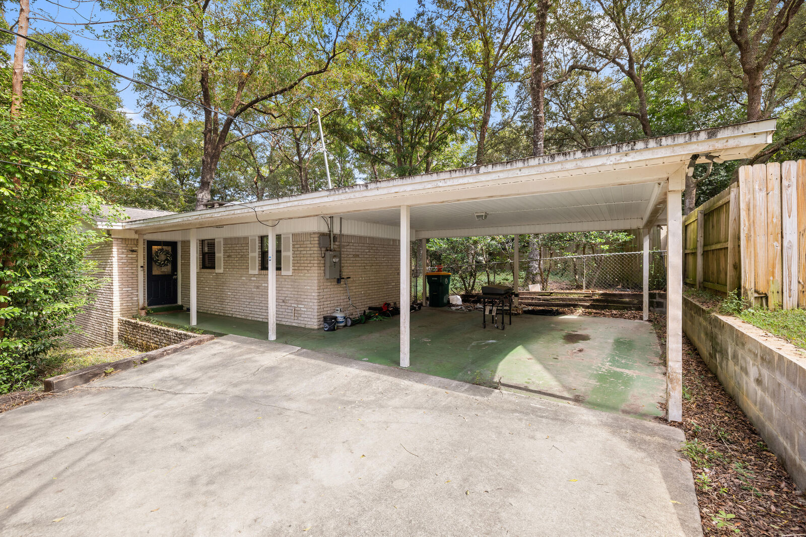 Property Photo: 411 Redwood Avenue FL 32578