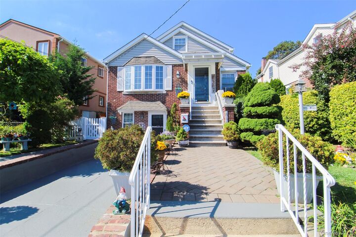 Property Photo:  3221 Giegerich Place  NY 10465 