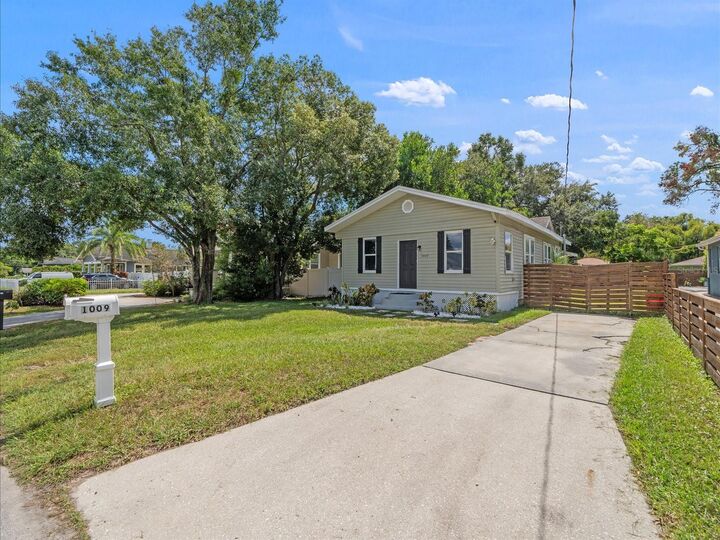 Property Photo: 1009 E Curtis Street FL 33603