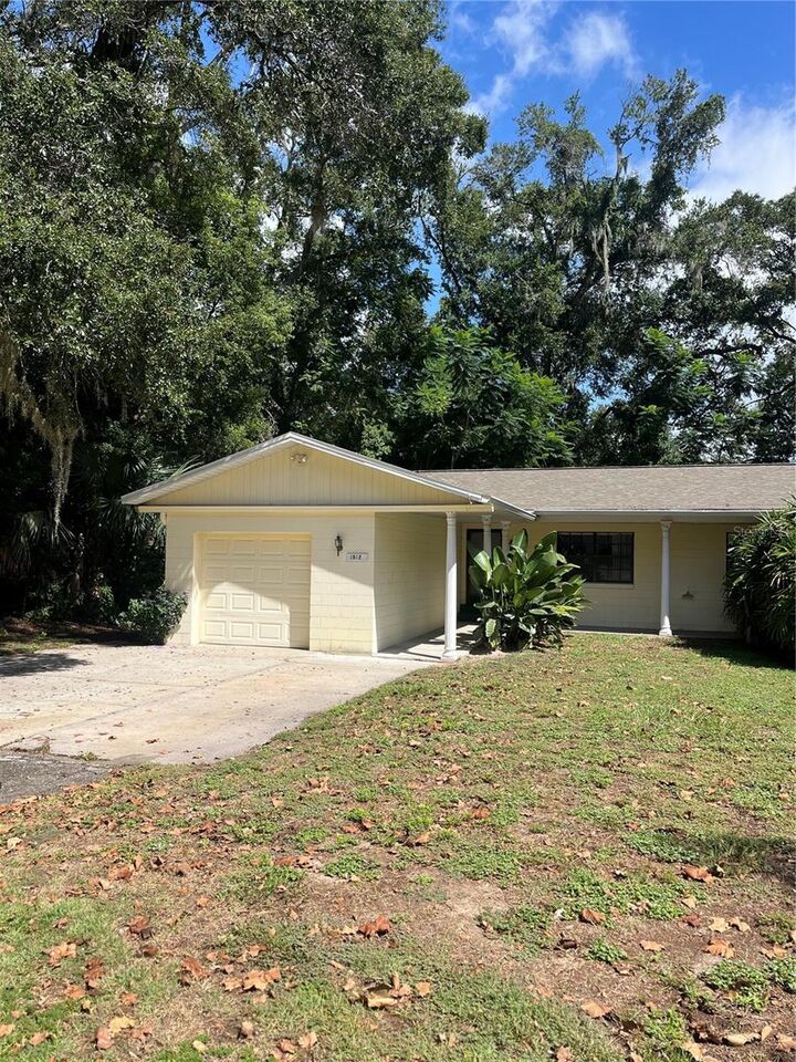 Property Photo: 1512 E 1st Avenue FL 32757