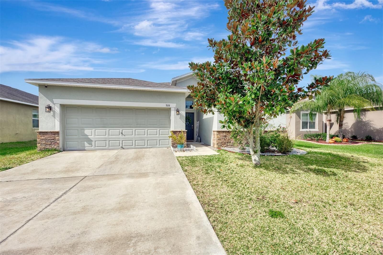 Property Photo:  928 Meadow Glade Drive  FL 33570 