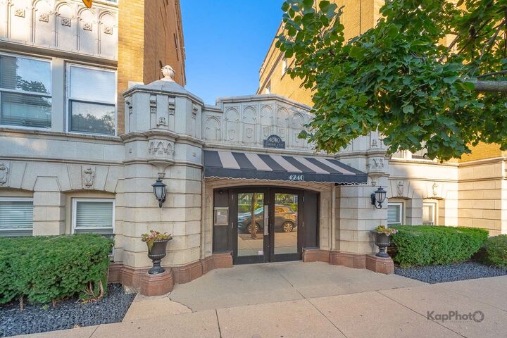 Property Photo: 4240 N Clarendon Avenue 200S IL 60613