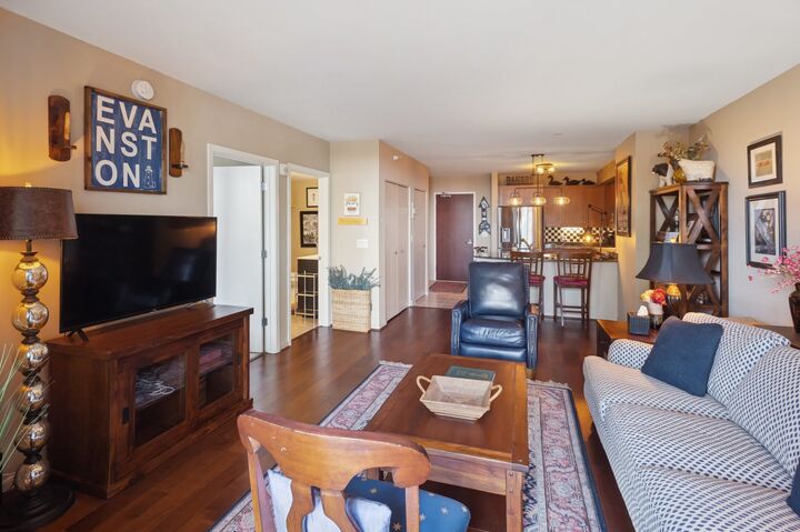 Property Photo:  807 Davis Street 810  IL 60201 