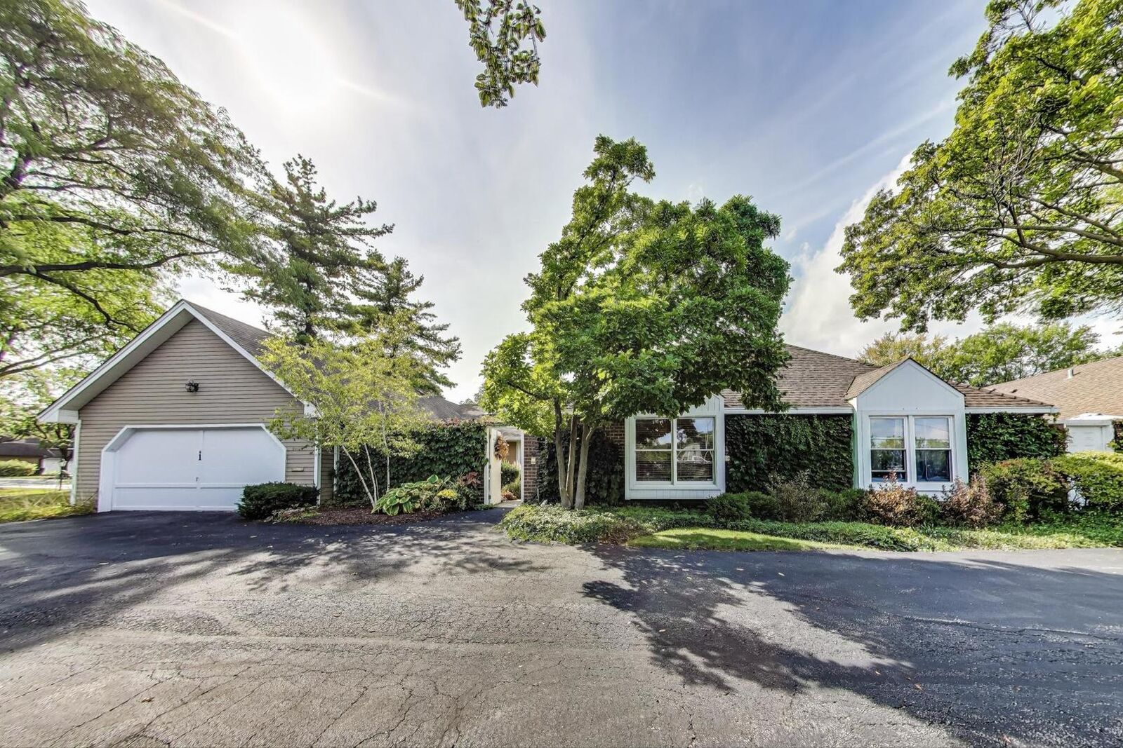 Property Photo:  1 Foxcroft On Auburn  IL 60008