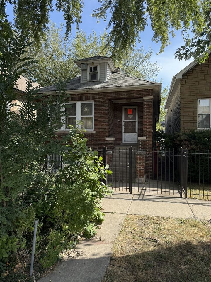 Property Photo: 841 N Fairfield Avenue IL 60622
