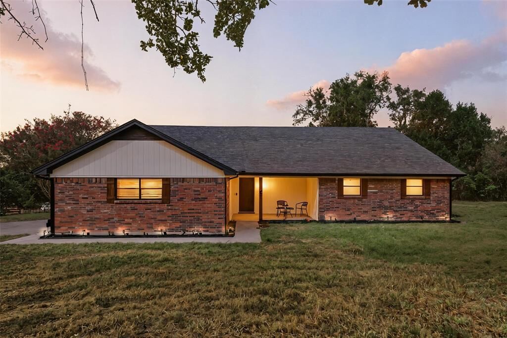 Property Photo: 525 Ward Lane TX 76028