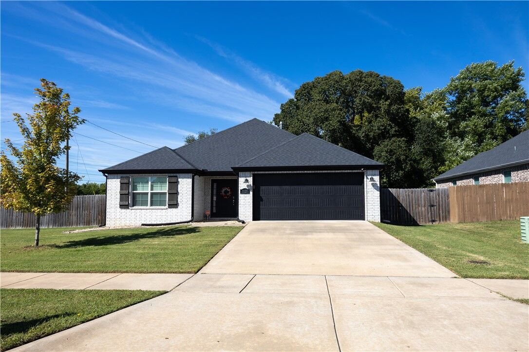 Property Photo:  1121 N Pershing Street  AR 72704 