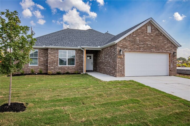 Property Photo: 300 White Oak Street AR 72734