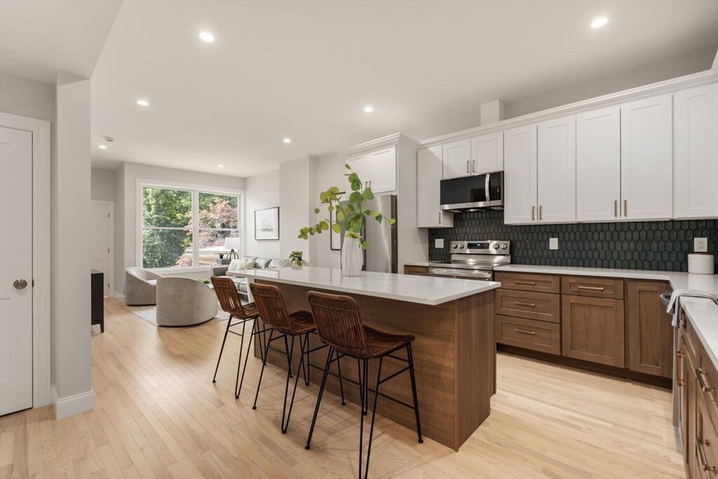 Property Photo:  587 E Broadway 3  MA 02127 