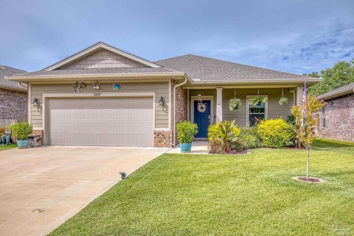 Property Photo: 1847 Medlin Ct FL 32566