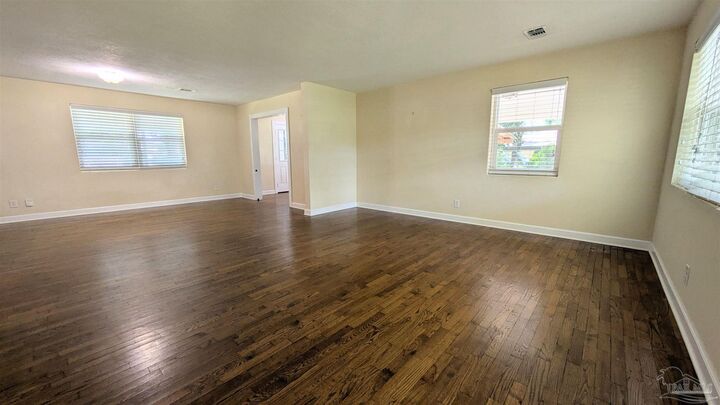 Property Photo:  1370 Tunis St  FL 32503 