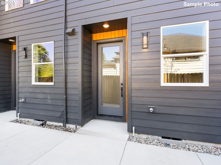 Property Photo: 2069 SE Harold St 7 OR 97202