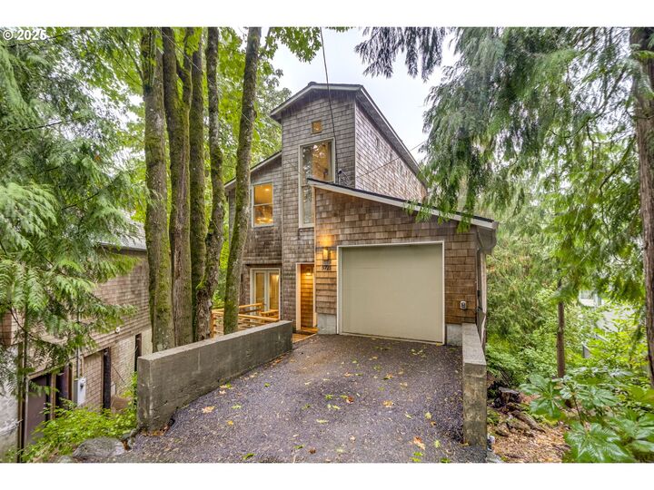 Property Photo:  5721 SW Salmon St  OR 97221 