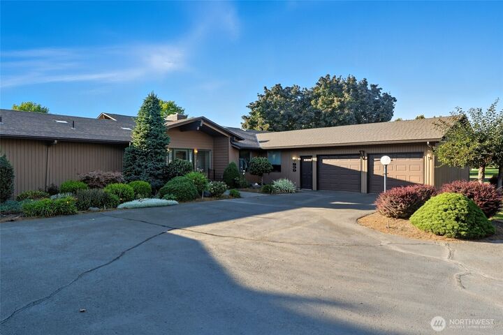 Property Photo: 839 Country Club Road WA 99362