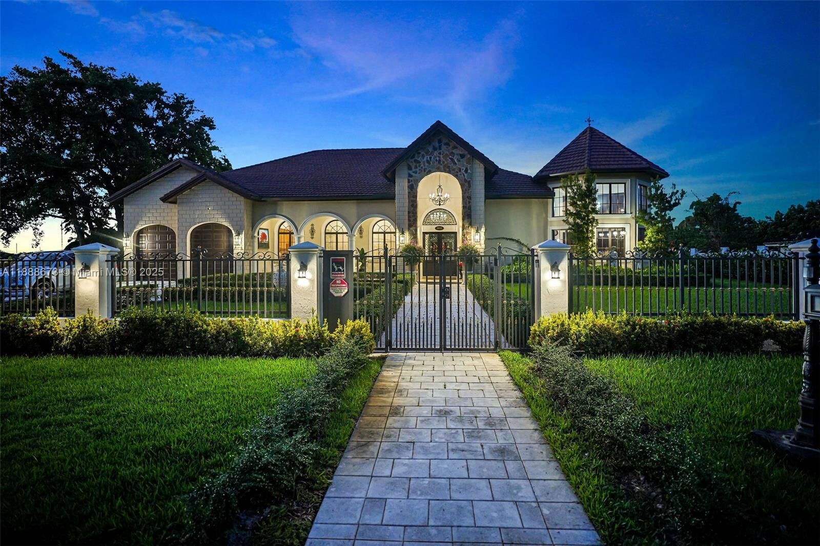 Property Photo: 9815 SW 114th St FL 33176