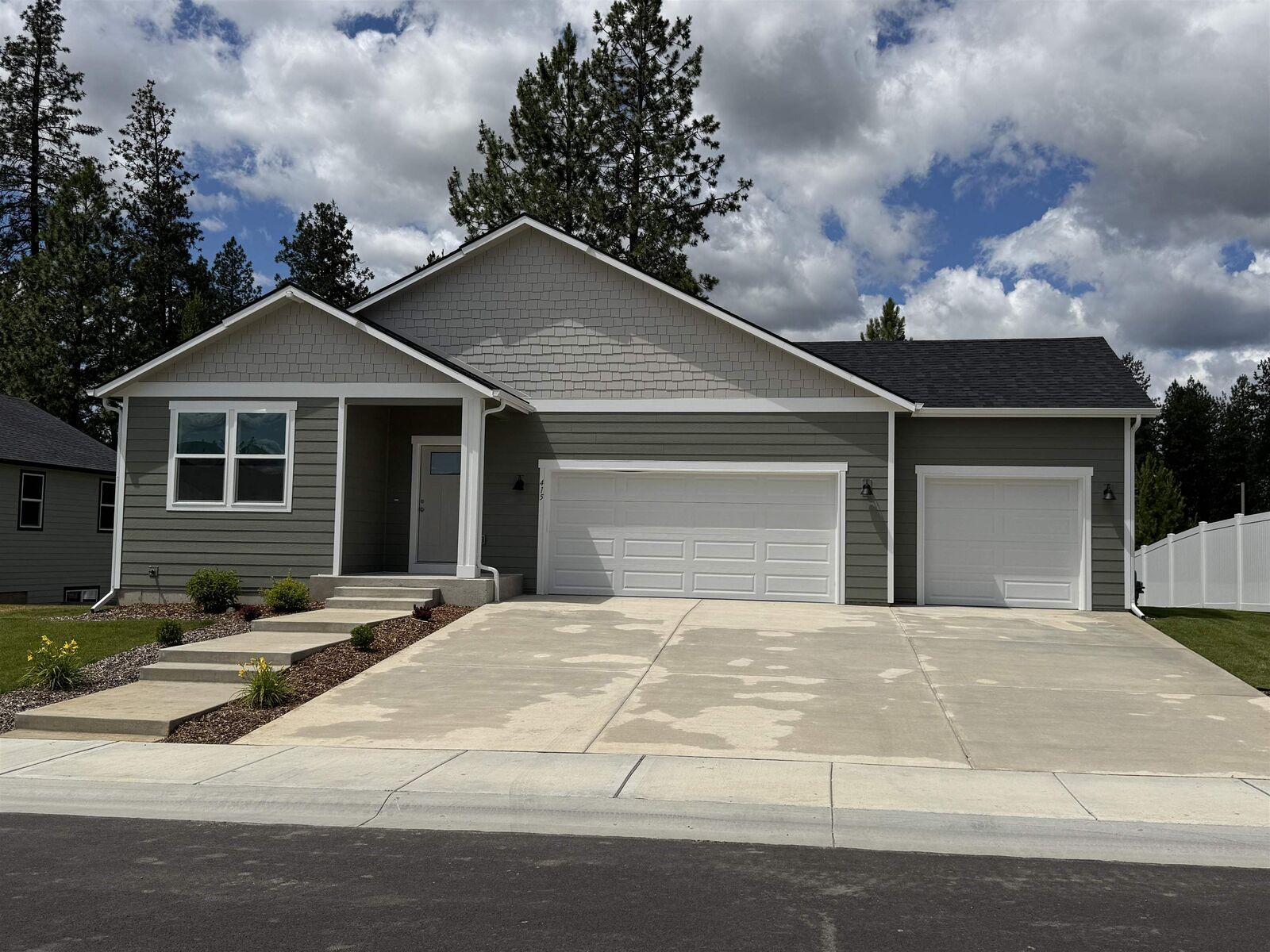 Property Photo:  407 N Arcadia Ave  WA 99006 