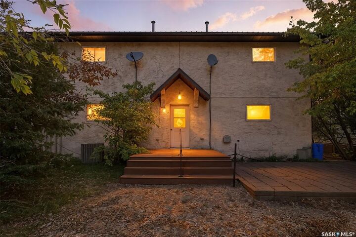 Property Photo:  412 Lake Avenue 5  SK S0K 4T1