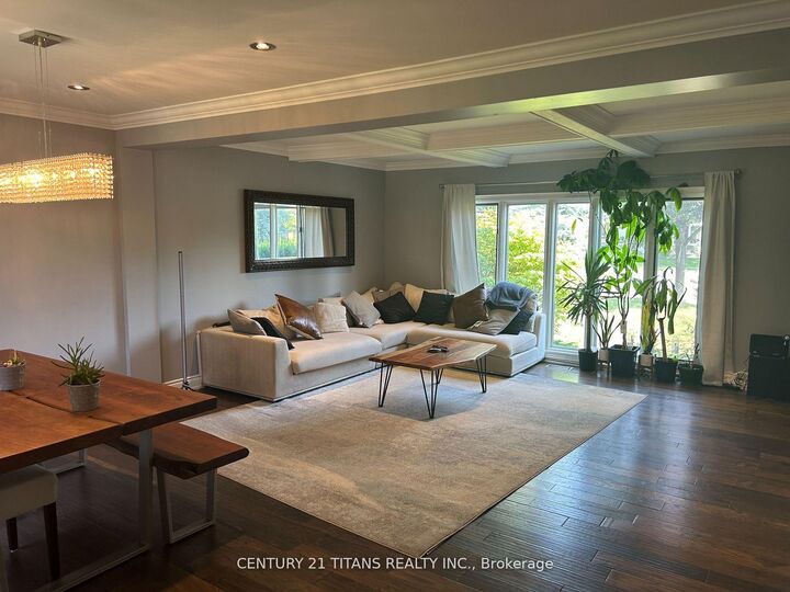 Photo de la propriété: 349 Carnaby Court Main ON L1G 6N7