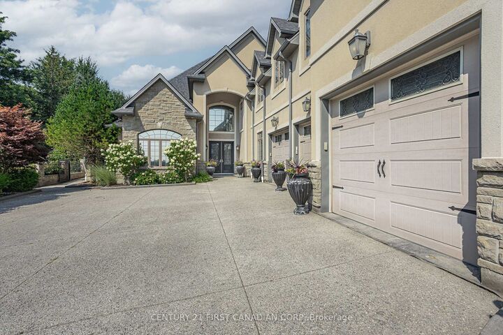 Photo de la propriété:  547 Crestwood Drive  ON N6K 1Y1 