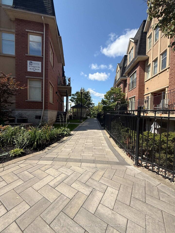 Photo de la propriété: 1496 Victoria Park Avenue 238 ON M4A 2M6