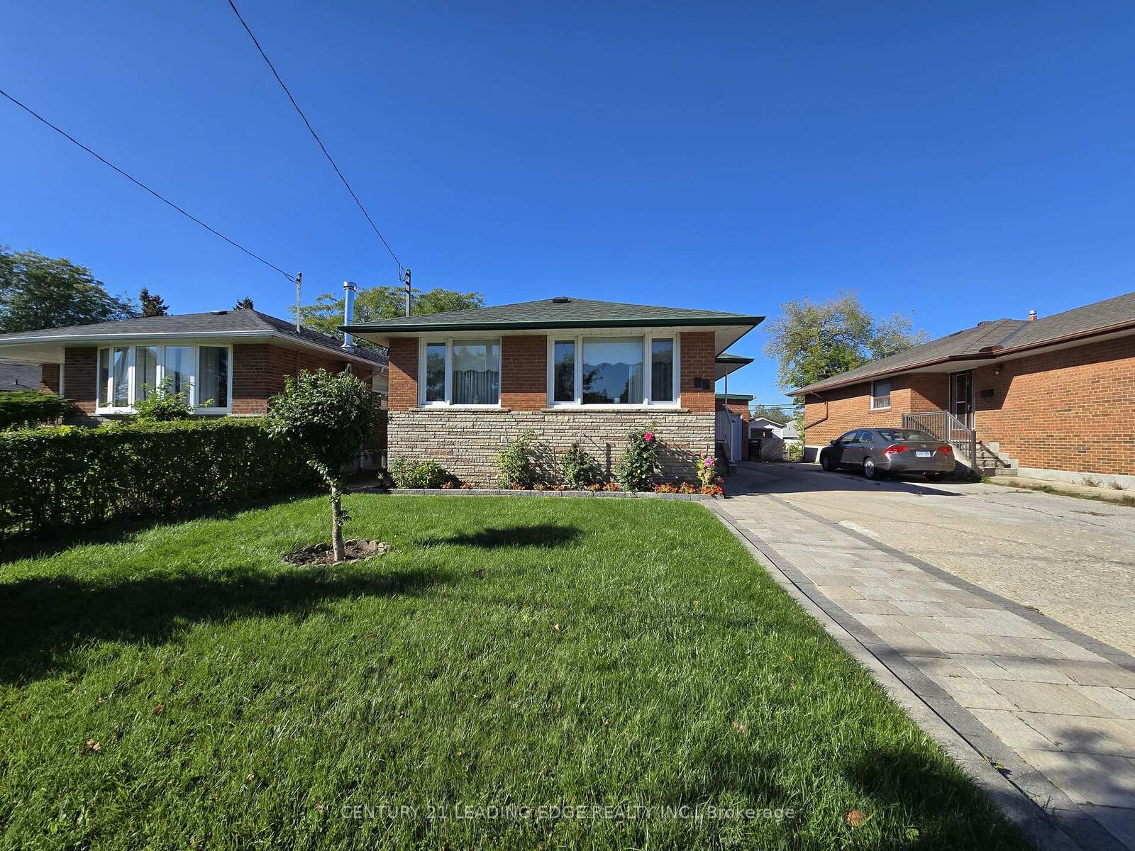 Property Photo: 26 Southampton Drive ON M1K 4V7