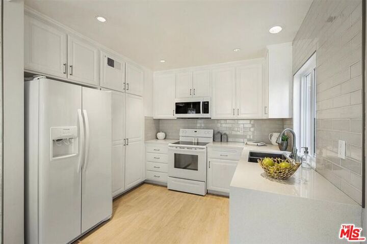 Property Photo:  2345 Roscomare Rd  CA 90077 
