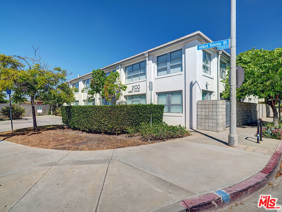 Property Photo: 2100 Abbot Kinney Blvd CA 90291