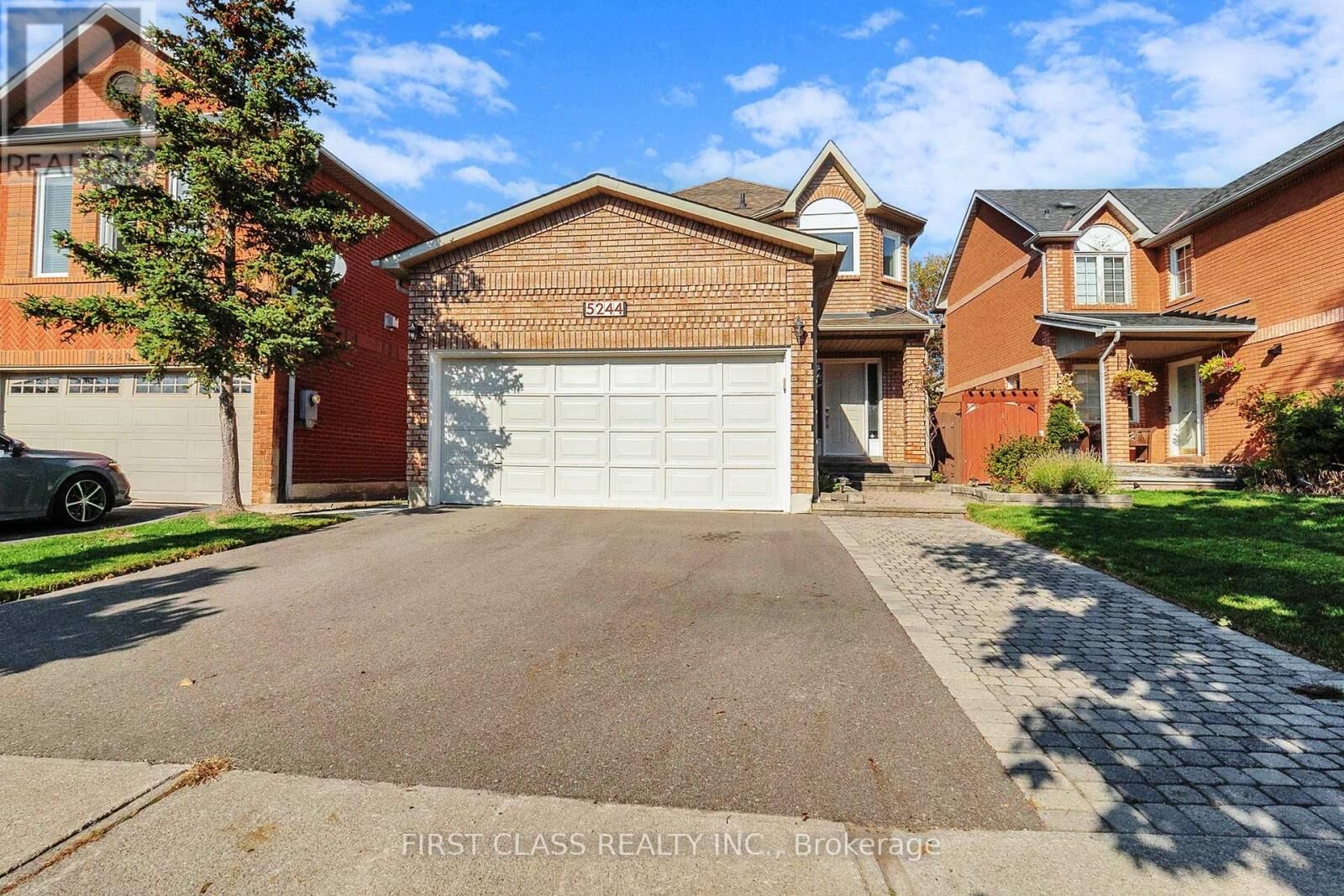 Property Photo: 5244 Floral Hill Crescent ON L5V 1V4