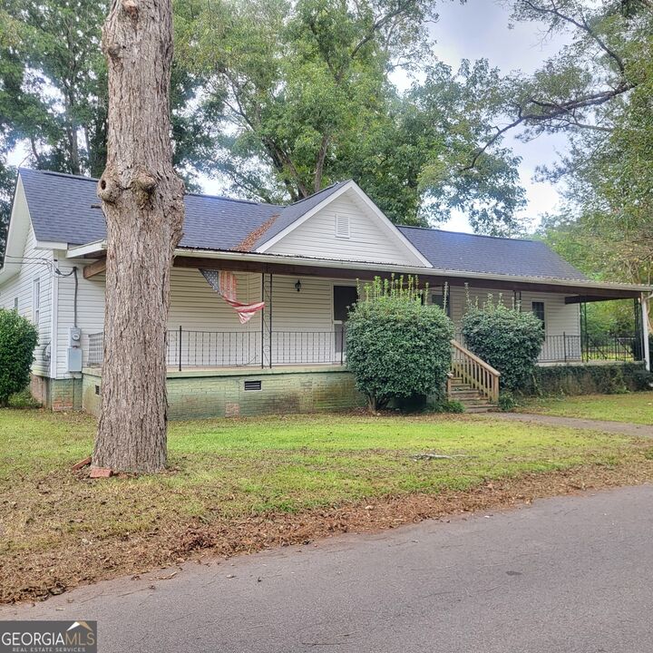 Property Photo: 609 S 11th Avenue AL 36863