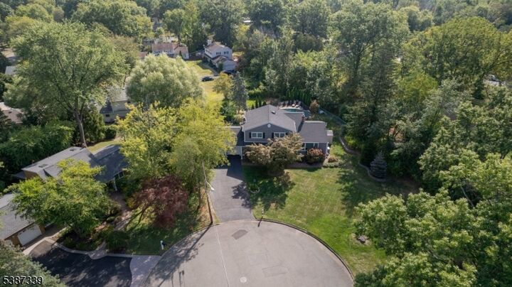 Property Photo: 5 Twin Oaks Ct NJ 07054