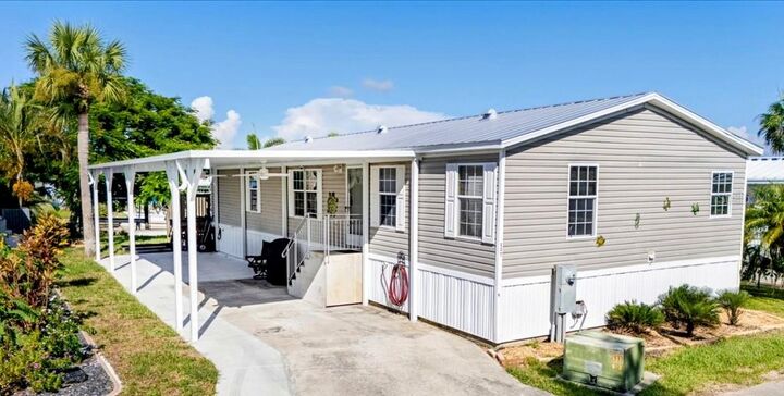 Property Photo:  3127 Bayside Parkway  FL 33982 