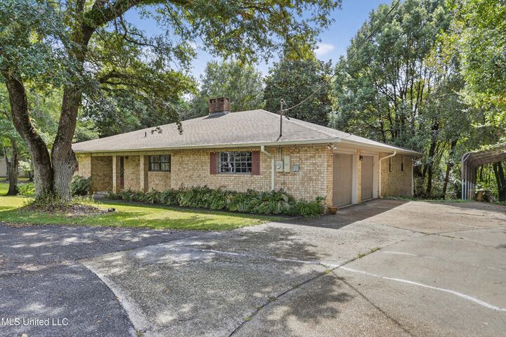 Property Photo:  2325 N Country Club Lane  MS 39532 