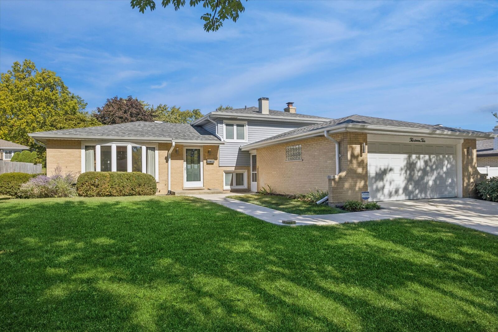 Property Photo: 1310 Iroquois Lane IL 60561