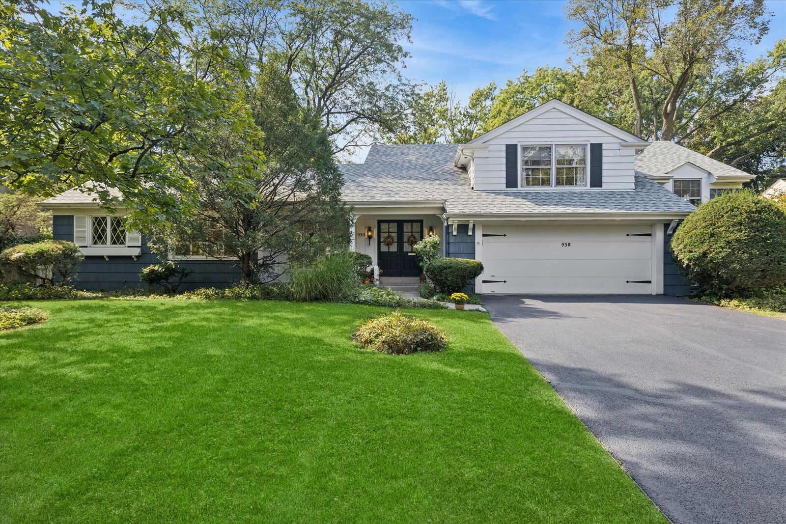 Property Photo: 930 Harding Drive IL 60521