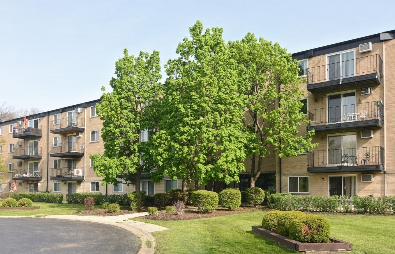 Property Photo: 2420 E Brandenberry Court 4C IL 60004