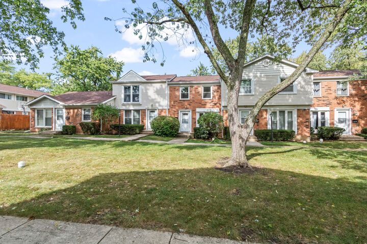 2073 Essex Court  Streamwood IL 60107 photo