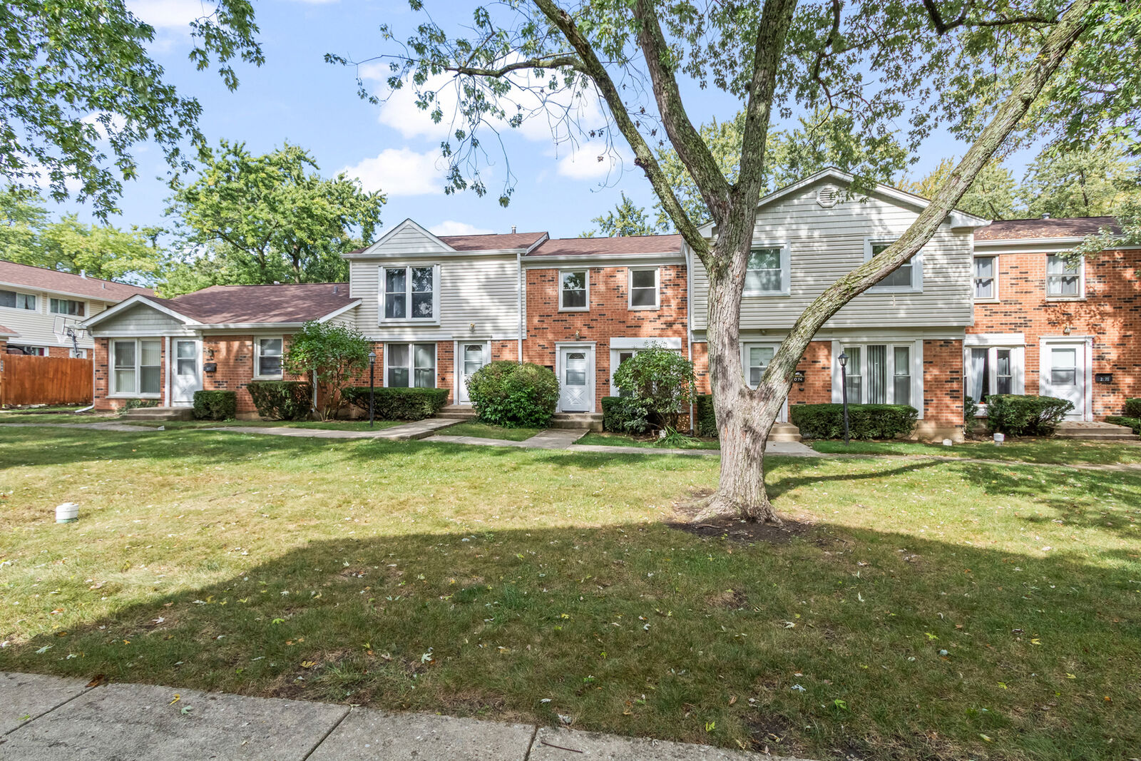 Property Photo: 2073 Essex Court IL 60107