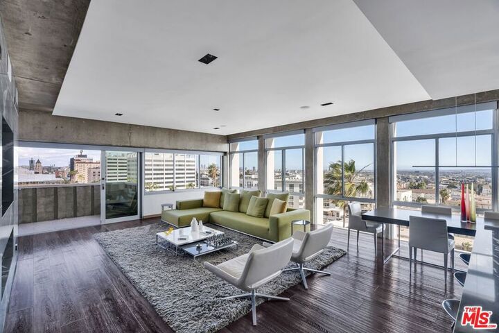 Property Photo: 7135 Hollywood Boulevard 802 CA 90046