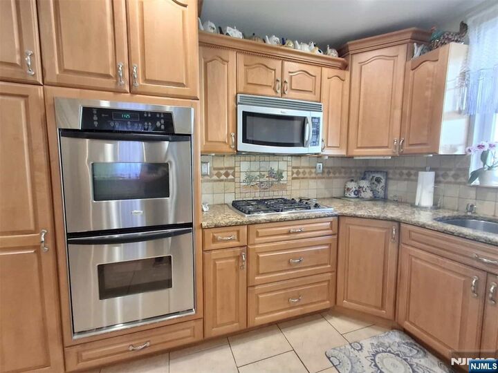 Property Photo:  5 Elaine Court  NJ 08857 