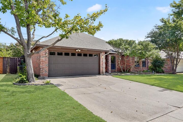 Property Photo: 7440 Meadowview Terrace TX 76182